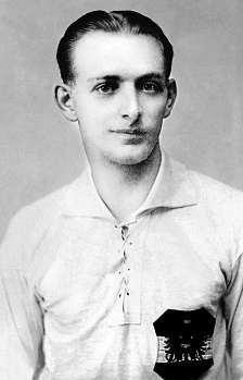 února 1903 narodil vkozlově ujihlavy, je dodnes pro Rakušany větší ikonou než jeho spoluhráč z reprezentace Pepi Bican. Byť pochází zvysočiny, vždycky se považoval za vídeňského patriota.