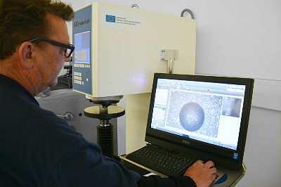 Metalografické zkoušky / makrostruktura a mikrostruktura materiálu: příprava výbrusů na poloautomatické brusce / leštičce Buehler.
