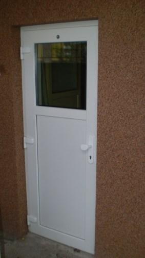 Hlavní vchod do objektu je tvořen hliníkovými dvoukřídlými dveřmi, s nadsvětlíkem o rozměrech 1500mm x 800mm, které jsou zasazeny do ocelové zárubně.