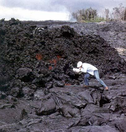 Primární účinky lávové proudy pyroklastika emise jedovatých plynů Sekundární účinky bahnotoky a suťové laviny záplavy (Island) tsunami vulkanické otřesy a