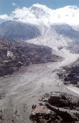 Geologická nebezpečí Geologická nebezpečí zemětřesení vulkanické erupce záplavy sesuvy (patří mezi přírodní nebezpečí spolu s nálety sarančat, ohni, tornády) Technologická nebezpečí radon, azbestová
