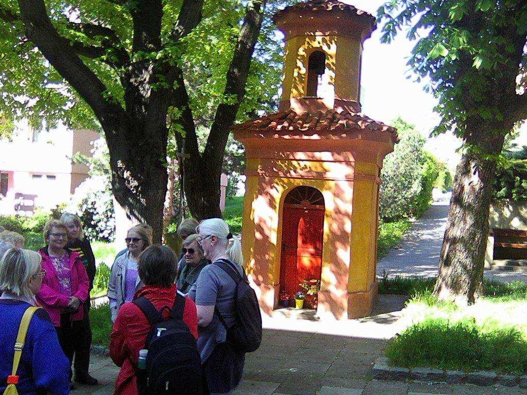 Opravená zvonička pod kaštany dovede