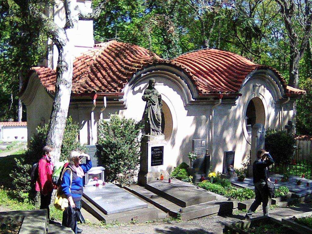 Kaple sv.lazara z dílny rodiny Dienzedhoferů, údajně leží na linii spojující chrám sv. Víta, pavilon Vojtěška a letohrádek Hvězda. Tato linie by měla být pokračování královské cesty až na Bílou horu.