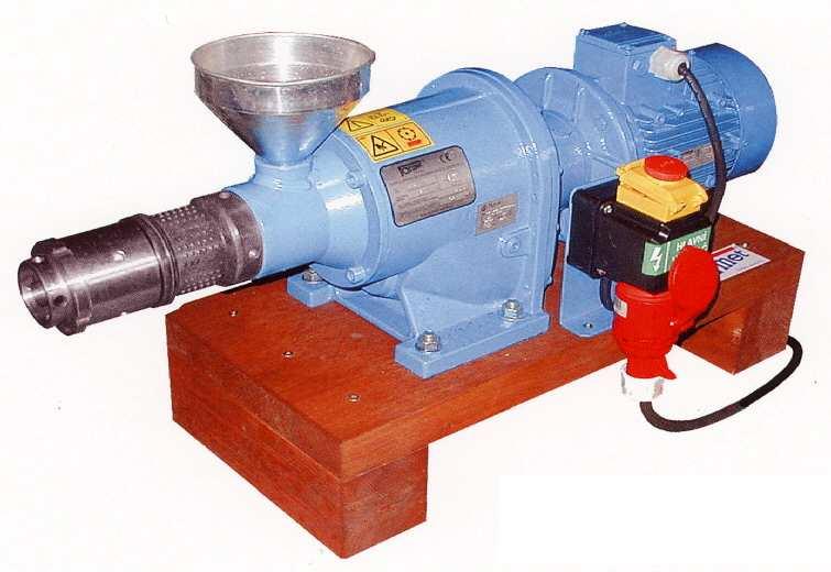 Násypka Motor 400V Výstup oleje z matrice Výstup pokrutin z trysky Vypínač+zásuvka el. zdroje 400V Převodovka Obr. 1 Popis lisu Farmet UNO (http://www.farmet.cz/en/oil-program/gfx/big/snekovy-lis-uno.