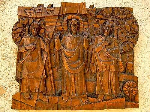 4. zastavení VZKŘÍŠENÝ NA CESTĚ DO EMAUZ Z evangelia podle Lukáše Téhož dne se dva z nich ubírali do vsi jménem Emaus, která je od Jeruzaléma vzdálena asi tři hodiny cesty, A jak to v řeči probírali,