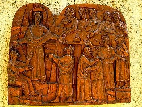 6. zastavení VZKŘÍŠENÝ SE UKAZUJE DVANÁCTI Z evangelia podle Lukáše Když o tom mluvili, stál tu on sám uprostřed nich a řekl jim: "Pokoj vám.