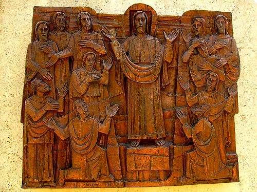 7. zastavení VZKŘÍŠENÝ DÁVÁ MOC ODPOUŠTĚT HŘÍCHY Z evangelia podle Jana Téhož dne večer - prvního dne po sobotě - když byli učedníci ze strachu před Židy shromážděni za zavřenými dveřmi, přišel Ježíš