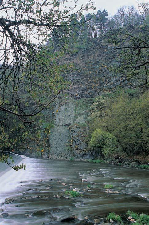60-656_ZN_uzemi..008 5:05 Stránka 6 Brnûnsko GEOLOGIE Území je souãástí podhradské jednotky krystalinika âeského masivu. Pfievládající horninou jsou svûtlé muskovit-biotitické pararuly.