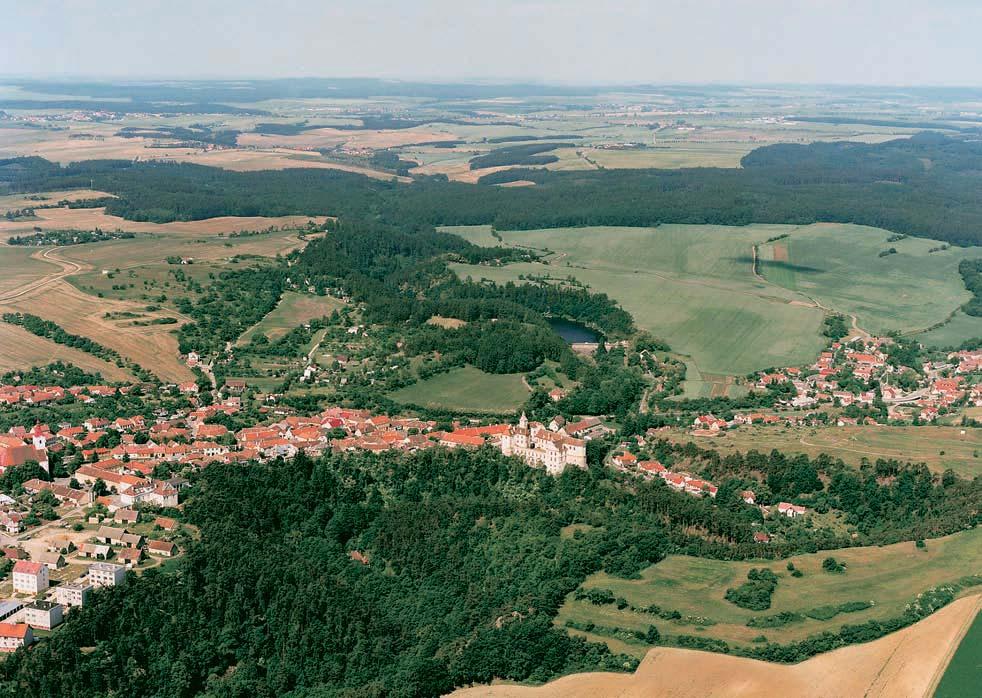 60-656_ZN_uzemi..008 5:06 Stránka 6 Brnûnsko park Jevi ovka JiÏní ãást parku zaãíná pfiibliïnû 0 km severoseverozápadnû od Znojma a celé jeho území leïí na znojemském okrese.
