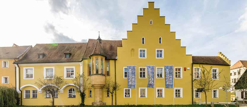 Neben Ausstellungen gibt es Vorträge, Lesungen, Führungen und Konzerte. Im EG und in der gotischen Hauskapelle finden Wechselausstellungen über Design, Architektur, Kunst und Technik statt.