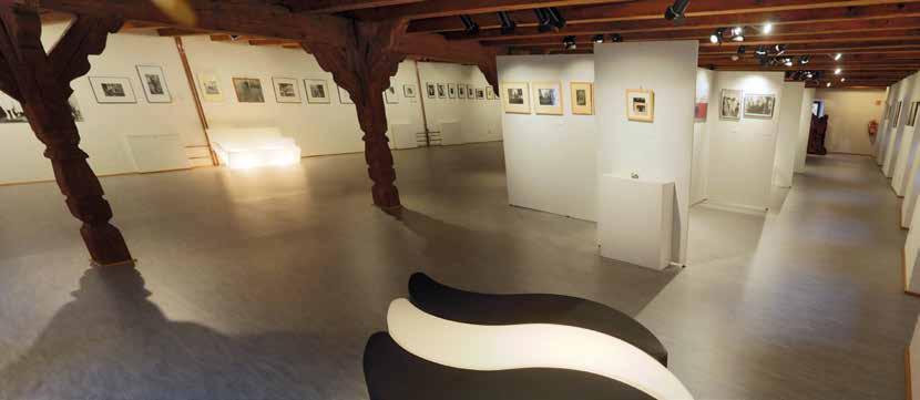 ART CENTRUM GALERIE 4 Galerie für Fotografie Františkánské nám. 30/1 350 02 Cheb, CZ T. & F. +420 354 422 838 E-Mail: galerie4@galerie4.cz www.galerie4.cz ÖFFNUNGSZEITEN: GALERIE: Di pso 10.00 p 17.