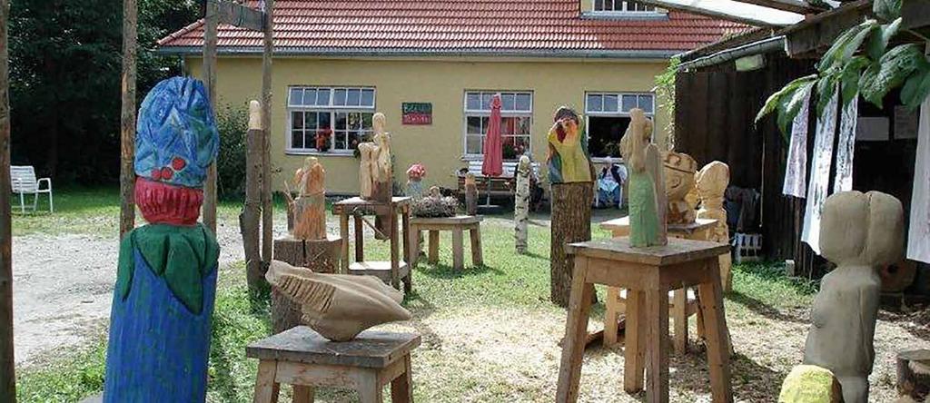 Darüber hinaus gibt es ein breitgefächertes Angebot von Kursen in Malerei, Zeichnung und Druckgraphik, Keramik und Bildhauerei bis hin zu Stimme und Gesang und zum inklusiven Schaffen behinderter und