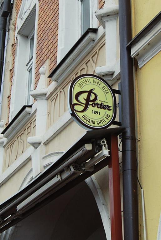 vedeném baru obvyklých. V brzké době by měly nápojový lístek rozšířit i míchané drinky, jejichž základem je Pardubický Porter. Za zmínku však určitě stojí už nyní snídaně, které zde začali nabízet.