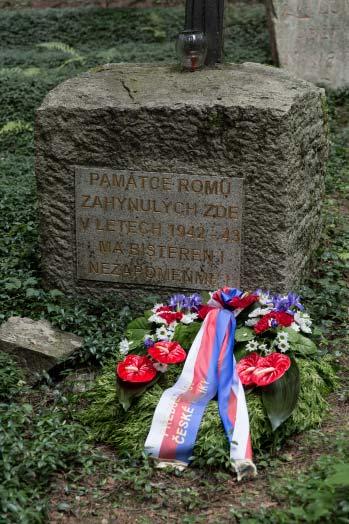 Další činnosti 131 zavějícího památníku v podobě kříže na místě hromadných hrobů romských obětí v tzv. lokalitě Žalov u Hodonína u Kunštátu. 5. 4. Kolokvium k tématu tzv.