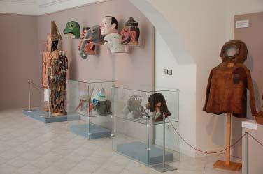54 VÝROČNÍ ZPRÁVA MUZEA ROMSKÉ KULTURY 2017 Pohled do výstavy Maska, duben 2017, Muzeum Brněnska, Šlapanice.
