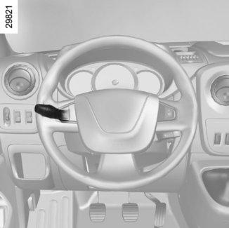 VNĚJŠÍ OSVĚTLENÍ A SIGNALIZACE (1/5) 1 2 1 V případě stání na svažující se straně vozovky mohou být při otevření dveří zavazadlového prostoru zakryta zadní světla.