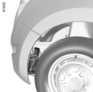 Chcete-li nádrž doplnit nebo naplnit, kontaktujte značkový servis. Pozor při úkonech prováděných v blízkosti motoru, motor může být horký. Navíc se každou chvíli může spustit motorový ventilátor.