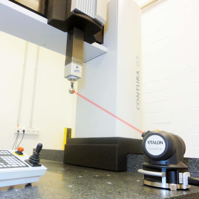 interferometr se používá koule s odchylkou tvaru pouhých 50 nanometrů. V důsledku toho jsou mechanické chyby rotačních a otočných os zcela vyrovnány.