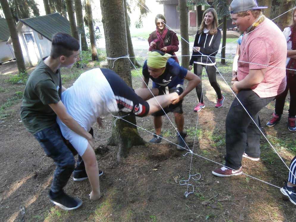 Nedílnou součástí tohoto kurzu jsou aktivity zaměřené na vzájemné poznání studentů a učitelů, kooperativní hry zaměřené na týmové řešení problémů, sebepoznávací hry zaměřené na hledání vlastních mezí