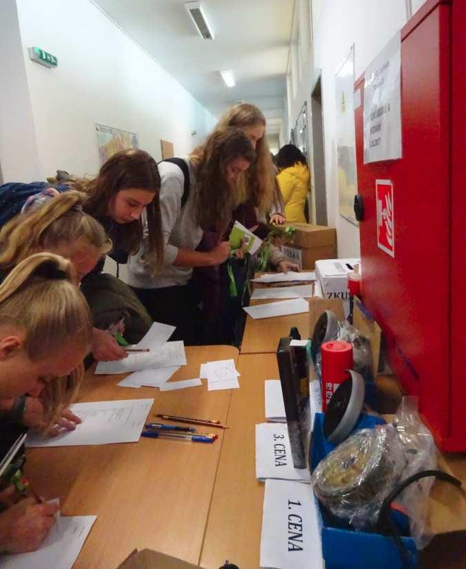 1.Během Dne návštěvníci soutěžili o hodnotné ceny. 2. Studenti IT ukazovali zájemcům o studium programovací jazyk C+ 3.