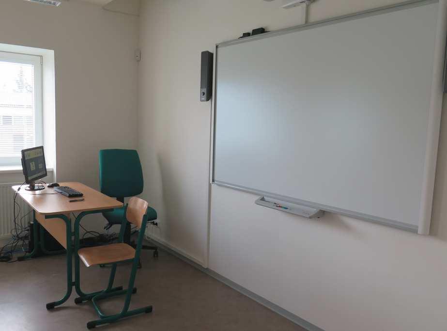 na areál vlevo nově přestavená budova ŠS na učební pavilon a vpravo budova nových dílem SOU.