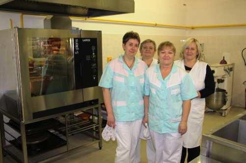 Zprava Daniela Vokáčová, Jiřina Hubičková a Albína Lhotáková a vedoucí kuchyně Ivana Dlouhá. foto2: Nová mycí linka je dalším vkladem ke zvýšení hygienického provozu kuchyně.