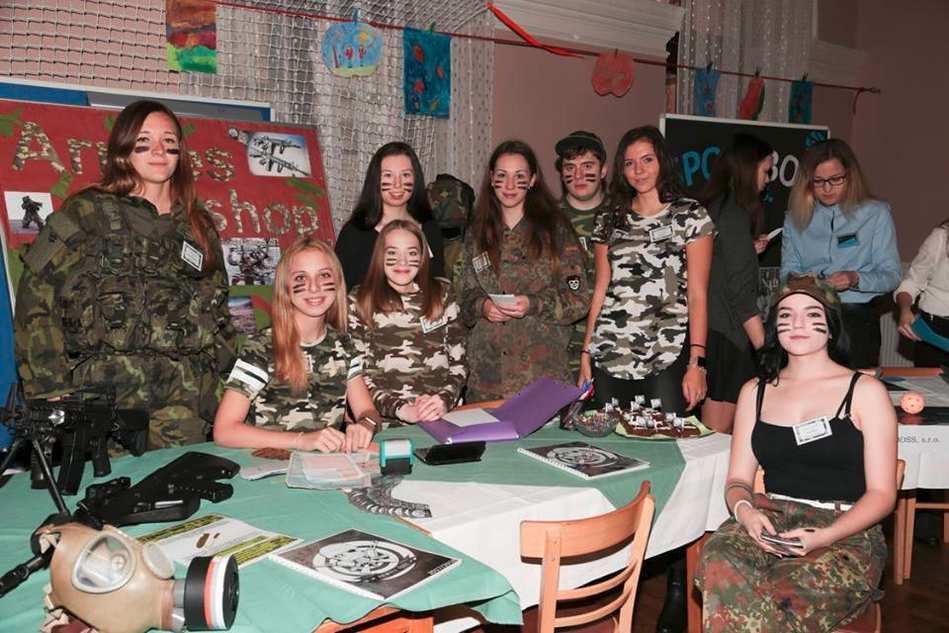 Autor: Petra Kušková 3.B, obor Ekonomika a podnikání Z veletrhů FF. R-Tech studenti 4.- ročníku oboru Ekonomika a podnikání.