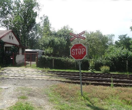 Každé takové místo přitom zvyšuje pravděpodobnost vzniku mimořádné události a následného mnohahodinového omezení provozu jak na železnici, tak i na pozemní komunikaci, na které poté musí být