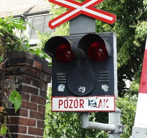 Od prostého označení výstražným křížem až po moderní přejezdová zabezpečovací zařízení se světelnou signalizací a se zdvojenými závorami přes celou délku silnice.