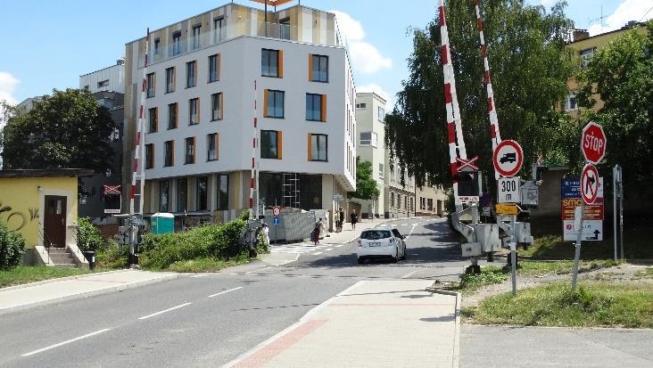 vyjádření si připadal na přejezdu mezi závorami uvězněn. Přitom lehká břevna prorazí i rychleji jedoucí cyklista. Mnohatunový kamion by s tím neměl sebemenší problém.