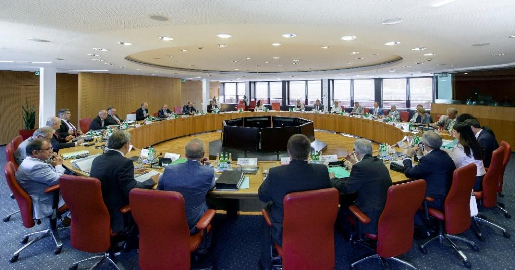 9 O nás Tvůrcům politik a právních předpisů EU také radíme, jak zlepšovat politiky a programy EU.