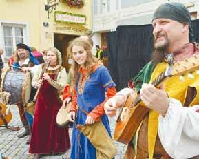 00 HONORATA a ŠAŠEK OSLÍK dobové legrácky 18.00 HONORATA hospoda U potrefené husy 19.00 ANGEL S TRIBE orientální tanečnice 20.