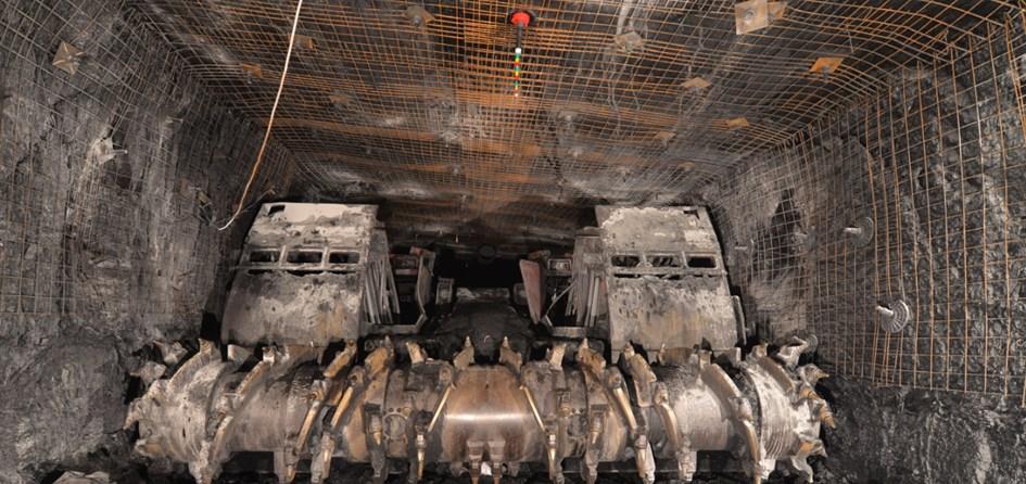nanejvýš v hloubce do 600 m pod povrchem. Obr. 2: Čelní pohled na razící kombajn Bolter Miner.
