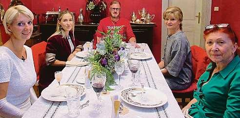 22 14. prosince 2018 Česká republika KDO UVAŘÍ Pondělí: Gabriela Poletinová (45) Již 20 let pracuje jako stevardka ve vlaku. S manželem Petrem se poznala valpách díky tomu, že oba mají rádi lyžování.