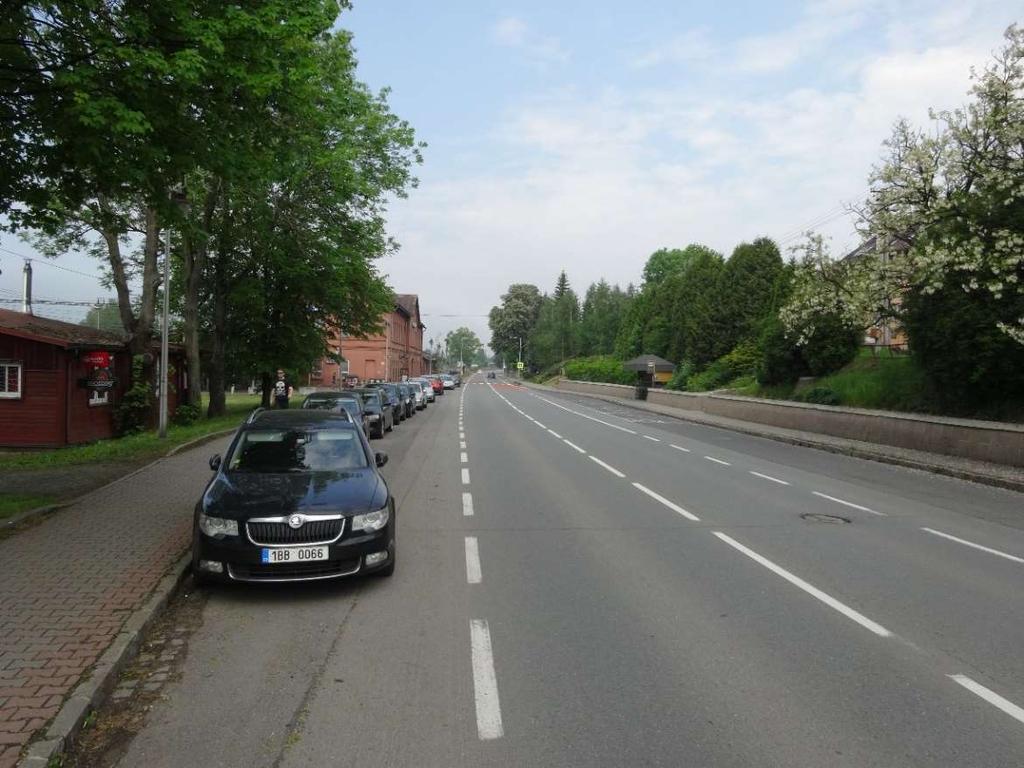 Obr. 18: Podélná parkovací stání a jednosměrná autobusová zastávka před výpravní budovou železniční stanice Návsí.