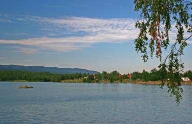 2.4.3 Jezero Barbora Uměle vytvořené jezero Barbora se nachází v obci Oldřichov. Je rekreačním komplexem s možností rekreace, koupání i sportovního vyžití. Tato vodní nádrž vznikla v 70.