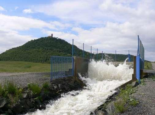 Tabulka 1 - Parametry jezera Most Zatopená plocha 309,4 ha Objem vody 70,5 mil. m 3 Kóta provozní hladiny 199,00 m n. m. Povolené kolísání hladiny ± 60 cm Kóta max. hladiny 199,60m n. m. Max.