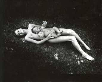 Taras 1932-1983 Matka a dítě černobílá fotografie, 18 x 23 cm, na zadní straně: