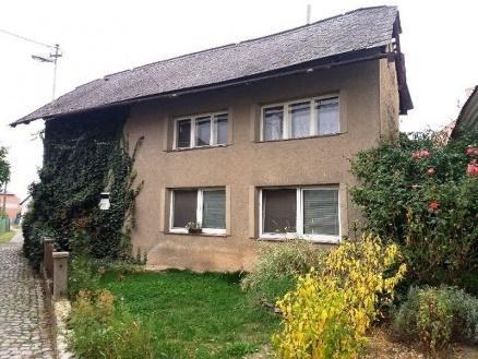 Popis: Prodej rodinného, zděného domu, který je o 2.NP, plus spoluvlastnický podíl na pozemcích 1/46, k. ú. Loučka u Bílska, okres Olomouc.