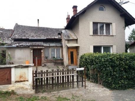 372 m 2 Druh nemovitosti: rodinný dům Umístění nemovitosti: samostatný Druh konstrukce: cihlový Stav objektu: udržovaný Typ domu: Voda: Elektřina: Plyn:
