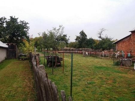 dům je samostatně stojící, podsklepený, jednopodlažní se sedlovou střechou o obdélníkovém půdorysu s obdélníkovou vstupní verandou.