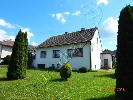 jsou betonové proložené kamenem s poškozenými izolacemi proti