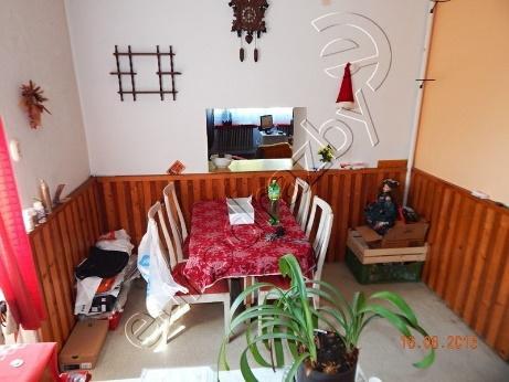 Dveře jsou hladké do ocelových zárubní, okna jsou dřevěná