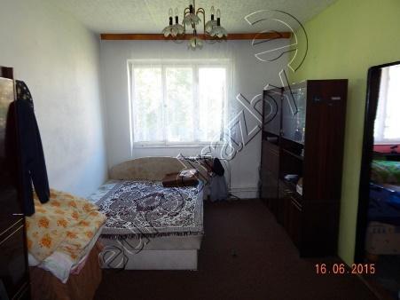 radiátory jsou ocelové žebrové, zdrojem teplé vody je bojler.