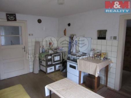 V přízemí se nachází kuchyň s kamny a jeden pokoj. V patře obytná půda.