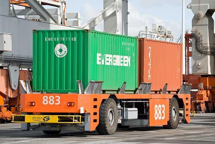 PŘÍSTAVNÍ KONTEJNEROVÉ TERMINÁLY 2.2 PŘEPRAVNÍ TECHNIKA 2.2.1 AUTOMATICKY ŘÍZENÁ VOZIDLA (AGV) AGV jsou schopná fungovat 24h denně v přístavech a terminálech.