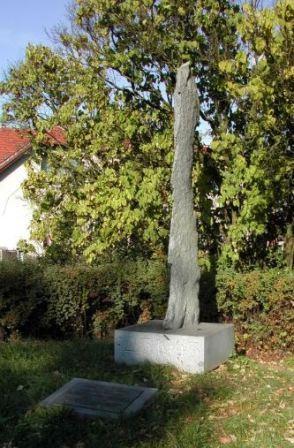V prostoru okolí silnice až do Milína v délce asi 20 km bylo zastaveno na 50 tisíc plně