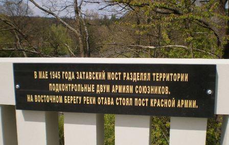 armády bezpodmínečně zastavily na demarkační linii, stručně České