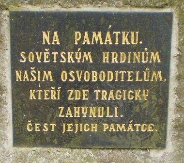Byli pohřbeni u silnice, kde se neštěstí stalo a na místě
