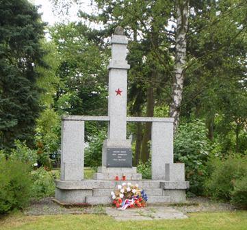 Velitel strážního oddílu zorganizoval kruhovou obranu objektu a 2 a půl hodiny vedl
